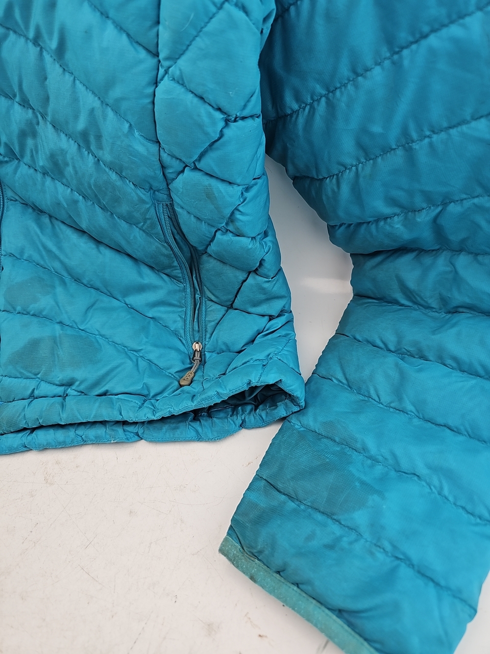 Patagonia Women's Turquoise Blue Puffer Jacket with Hood Stained - Picture 3 of 10
